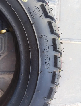 Шина на скутер 3.50-10 з камерою Тайвань шипована SC-TYRE-124