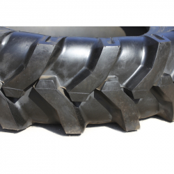 Покришка з камерою 11.2*24 "ялинка" 40,5 кг