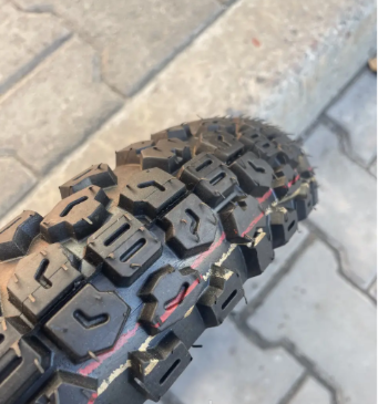 Покришка шипована 3.00-10 безкамерка на скутер Хонда 