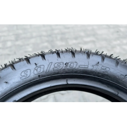 Безкамерна шина 90.90-12 на скутер з протектором