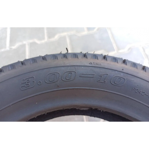 Покришка на скутер 3.00-10 безкамерна COMPASS 