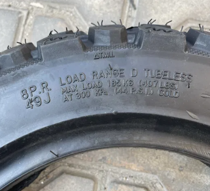 Покришка 3.00-10 безкамерна до скутера Великикий шип WSX-094