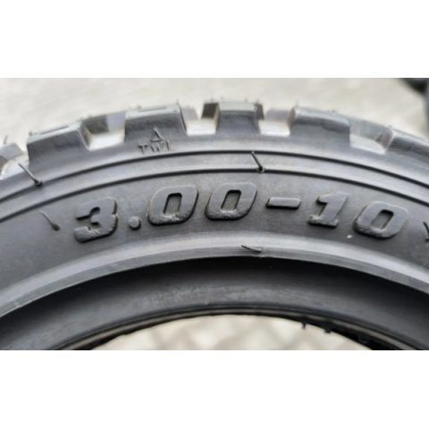 Покришка шипована 3.00-10 безкамерка на скутер Хонда 