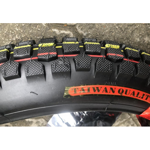 Покришка з камерою 3.00-18 для мотоцикла Минск шипована