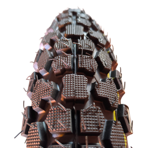 Шина з камерою 3.50-18 GАМА для мотоцикла Іж Юпитер Ява шипована