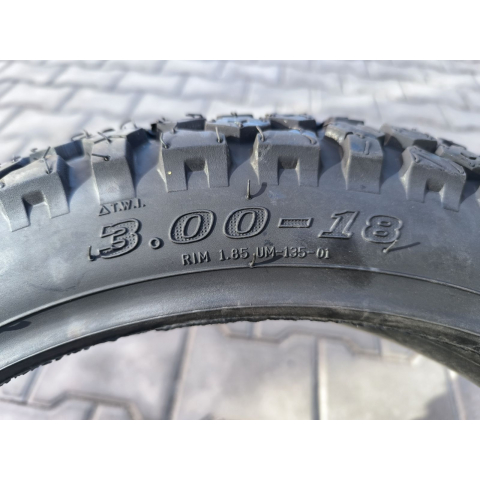 Покришка 3.00-18 з камерою до мотоцикла Минск шипована SF-253 Enduro